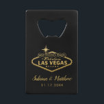 Las Vegas Mariage Gold et Black<br><div class="desc">Mariage dans fabuleux Las Vegas signe dans élégant faux feuille d'or avec les noms de mariée et mariée et mariage date sur un ouvre-bouteille est parfait pour une faveur utile. Ajoutez un message de remerciement personnalisé à l'arrière et modifiez les couleurs et les polices en cliquant sur "customiser plus loin"....</div>