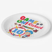 Laser Label op 'Birthday Boy Party' Papieren Bordje (Gekanteld)