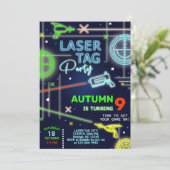 Laser Tag neon invitation d'anniversaire garçon. (Debout devant)