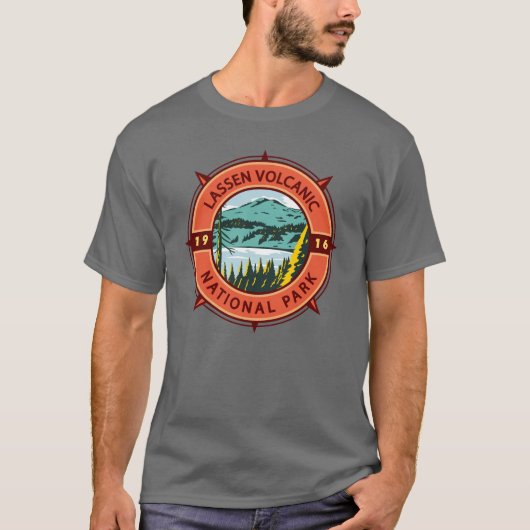 Lassen Volcanic National Park Retro Compass Emblem T-shirt (Voorkant)