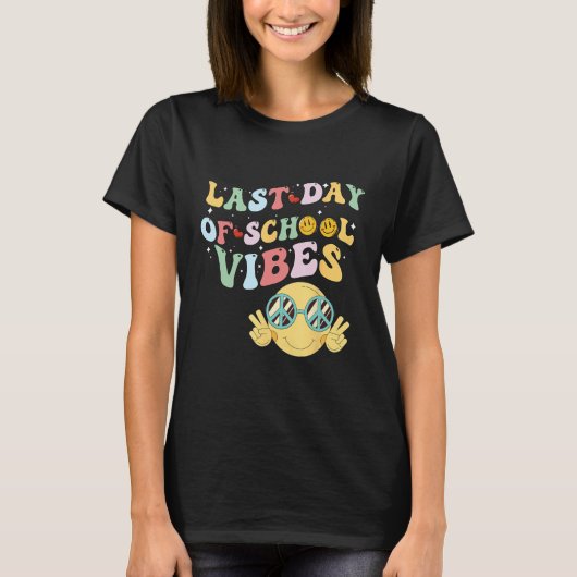 last day of summer vibes, groovy summer, funny tea t-shirt (Voorkant)