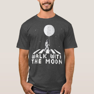 L'Astronaute Marche Avec Le T-shirt Lune