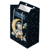 L'astronaute porte un sac cadeau pour la fête d'an (Devant Angle)