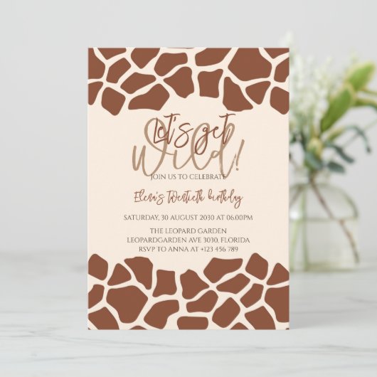 Laten we een wild dier giraffe print verjaardagsfe kaart (Staand voorkant)