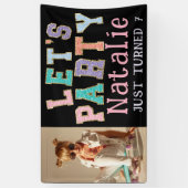 Laten we feestvieren Preppy Faux Chenille Verjaard Spandoek (Verticaal)