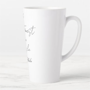 Laten we het verlovingsfeest van het koppel toaste latte mok