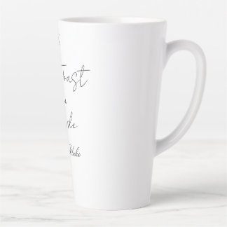 Laten we het verlovingsfeest van het koppel toaste latte mok