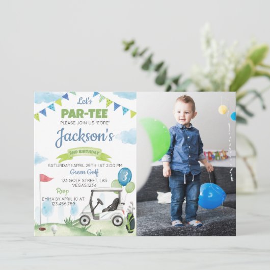 Laten we Par-t-shirt golfverjaardagsuitnodiging Kaart (Staand voorkant)
