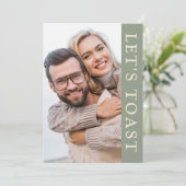 Laten we proosten op Green Cream Foto Uitnodigings Kaart (Staand voorkant)