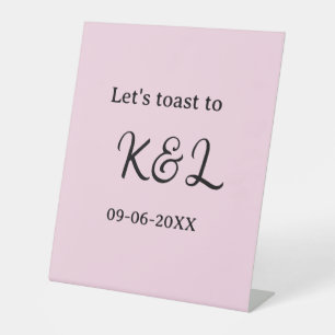 Laten we proosten op verlovingsnaam letter roze reclamebord met voetstuk