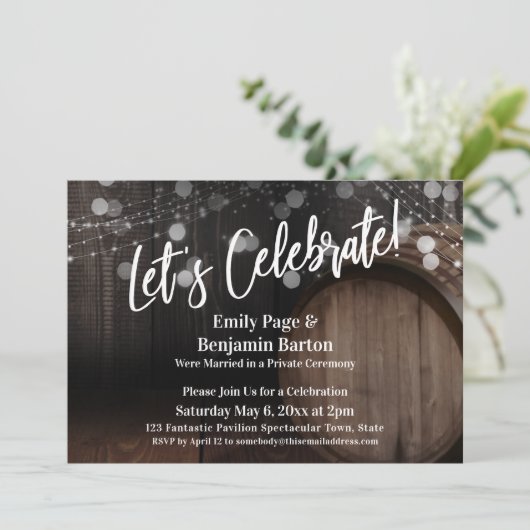 Laten we Rustic Wood Barrel en Lichten vieren Kaart (Staand voorkant)