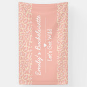 Laten we Wild Fun Cheetah Pink Bachelorette Party  Spandoek (Verticaal)
