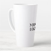 Latte ajoutez votre logo dans une tasse de café blanc (Angle gauche)