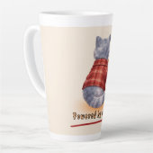Latte Chat "Propulsé par le Café" Tenant Une Tasse de Ca (Angle gauche)
