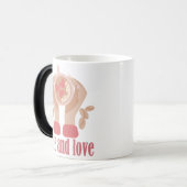 Latte en liefdesbeker, handen en koffie magische mok (Voorkant links)