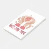 Latte en liefdesbeker, handen en koffie post-it® notes (Schuin)