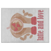 Latte en liefdesbeker, handen en koffie snijplank (Voorkant)