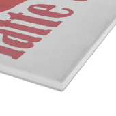 Latte en liefdesbeker, handen en koffie snijplank (Hoek)