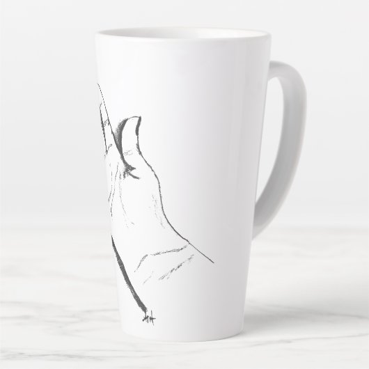 Latte main noire et blanche sur une tasse à café (Angle droit)
