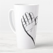 Latte main noire et blanche sur une tasse à café (Angle gauche)