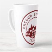 Latte Mok met OET 50 jaar Logo maroon en wit (Linkerhoek)