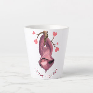 Latte mokkop met omgekeerde luiaard en opvallende mok