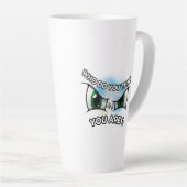 Latte Mug 17oz : Qui pensez-vous ? (Angle droit)