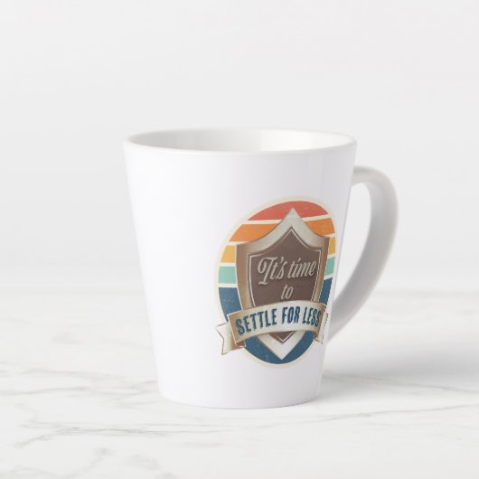 Latte Mug - Il est temps de se contenter de moins (Angle droit)