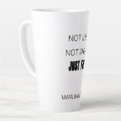 Latte Mug - "Pas Laissé. Non. Juste Libre." (Angle gauche)