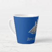 Latte Mug - Voilier gris sur Blue (Angle gauche)
