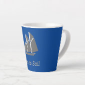 Latte Mug - Voilier gris sur Blue (Angle droit)