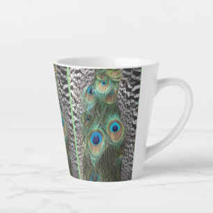 Latte Peacock Plumes colorées Poussière Motif. Tasse lat