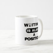 L'attente est aussi une position — Design de mug p (Devant droit)