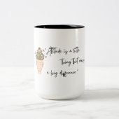 L'attitude est peu de chose Mug Design (Centre)