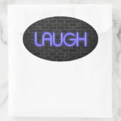 LAUGH-tekst in neonlichten op baksteen Ovale Sticker (Tas)