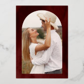 Laurel krans laat Bourgondische rode bruiloft goud Folie Uitnodiging (Achterkant)