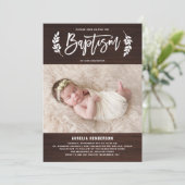 Laurel Wreath Rustic Wood Photo Baptême Invitation (Debout devant)