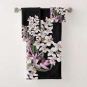 Lavande et ensemble blanc de serviette de Bath de (En situation)