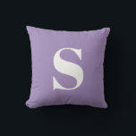Lavande violette initiale monogramme Coussin extér<br><div class="desc">Coussin extérieur Monogrammé initial de lavande violette. Coussin extérieure décorative avec une seule initiale. Personnalisez rapidement et facilement.</div>