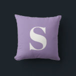 Lavande violette initiale monogramme Coussin extér<br><div class="desc">Coussin extérieur Monogrammé initial de lavande violette. Coussin extérieure décorative avec une seule initiale. Personnalisez rapidement et facilement.</div>