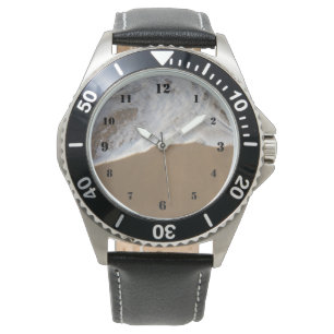 Lave-linge blanc sur la montre de plage