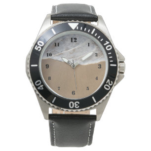 Lave-linge blanc sur la montre de plage