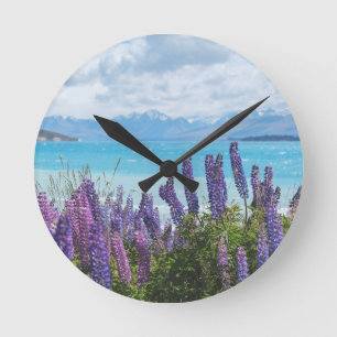 Lavendel aan de oever van het meer ronde klok