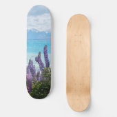 Lavendel aan de oever van het meer skateboard (Voorkant)