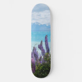 Lavendel aan de oever van het meer skateboard (Voorkant)