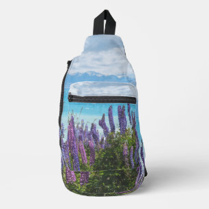 Lavendel aan de oever van het meer sling bag