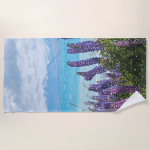 lavendel aan de oever van het meer strandlaken
