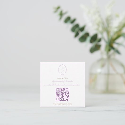 Lavendel Classic Monogram QR RSVP Bruiloft Informatiekaartje (Staand voorkant)