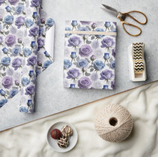 Lavendel en blauwe rozen op een bewolkte grijze ac cadeaupapier