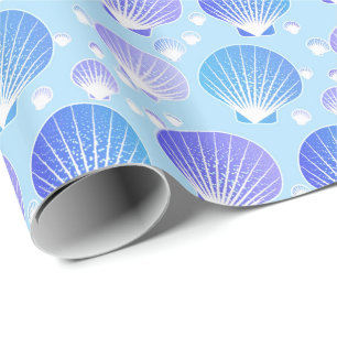 Lavendel en blauwe schelpen op lichtblauw cadeaupapier